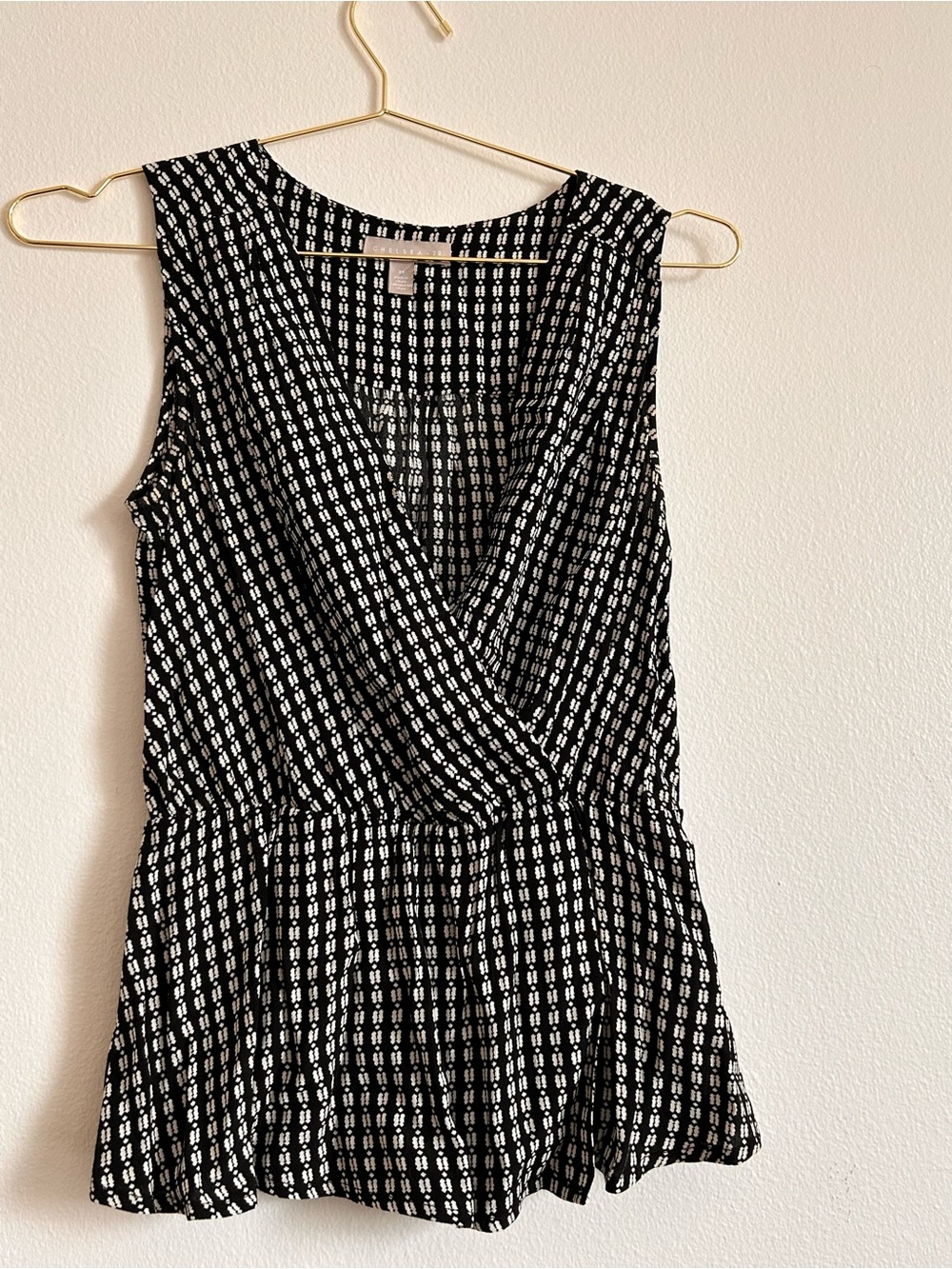 Chelsea28 Black and White Sleeveless Top